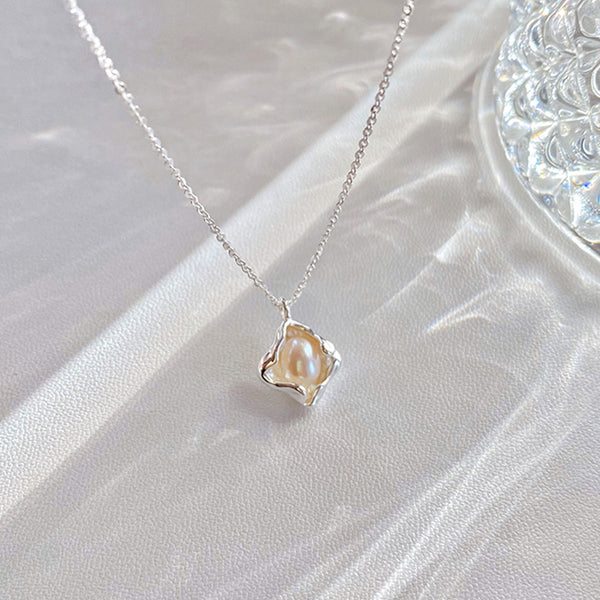 irregular Pearl Pendant Necklace