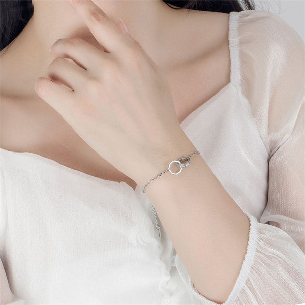 Dainty Interlocking Ring Charm Bracelet